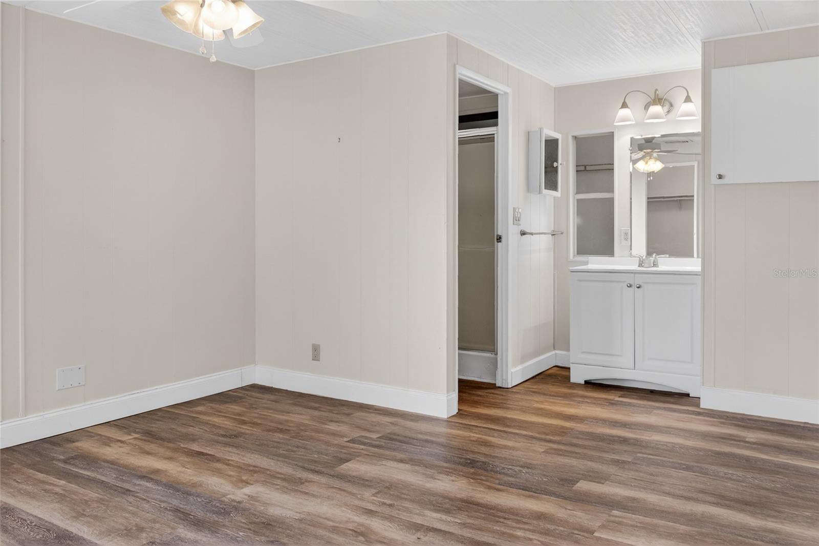 498 LONGWOOD DR — photo 20