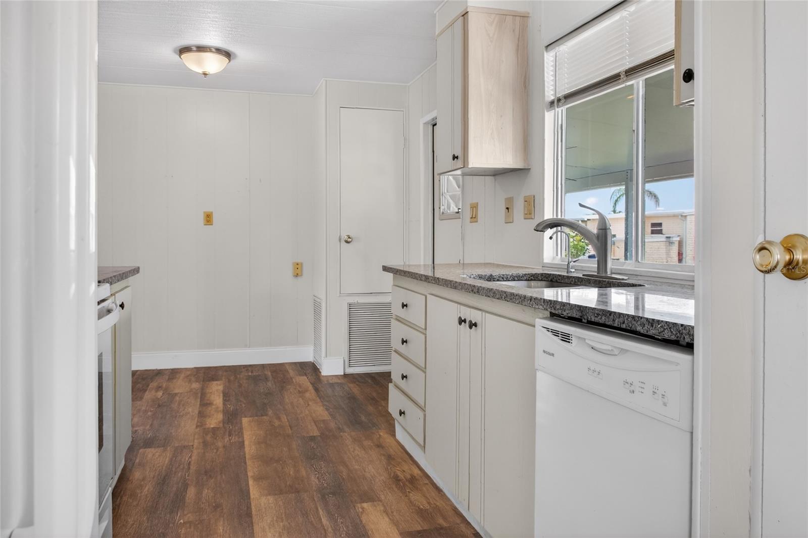 498 LONGWOOD DR — photo 14