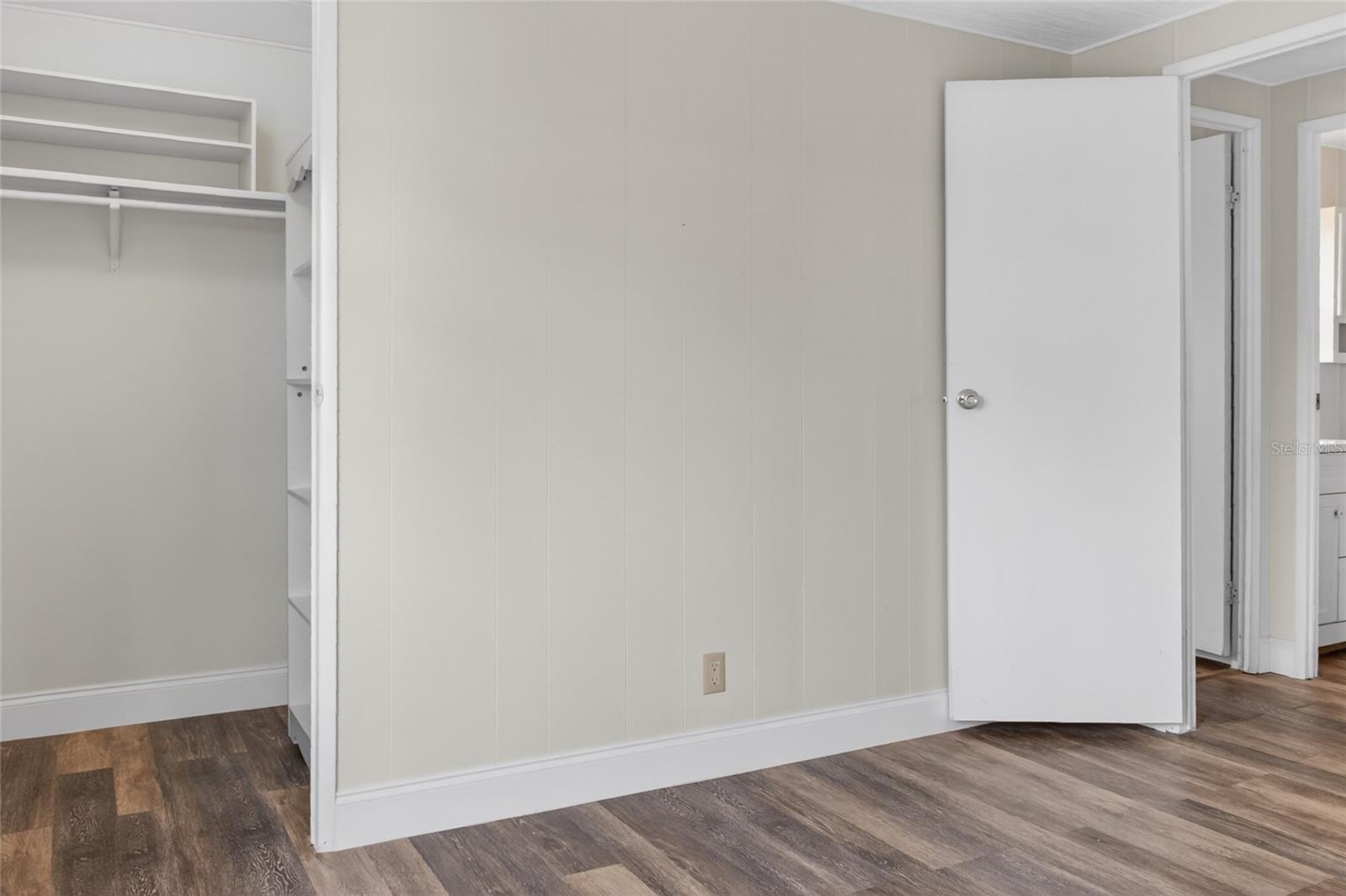498 LONGWOOD DR — photo 26