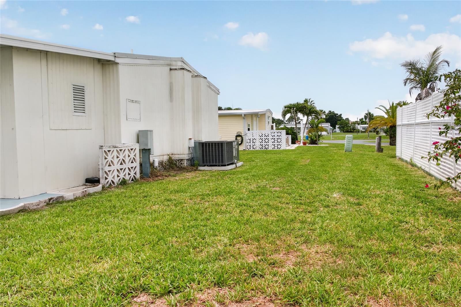 498 LONGWOOD DR — photo 35