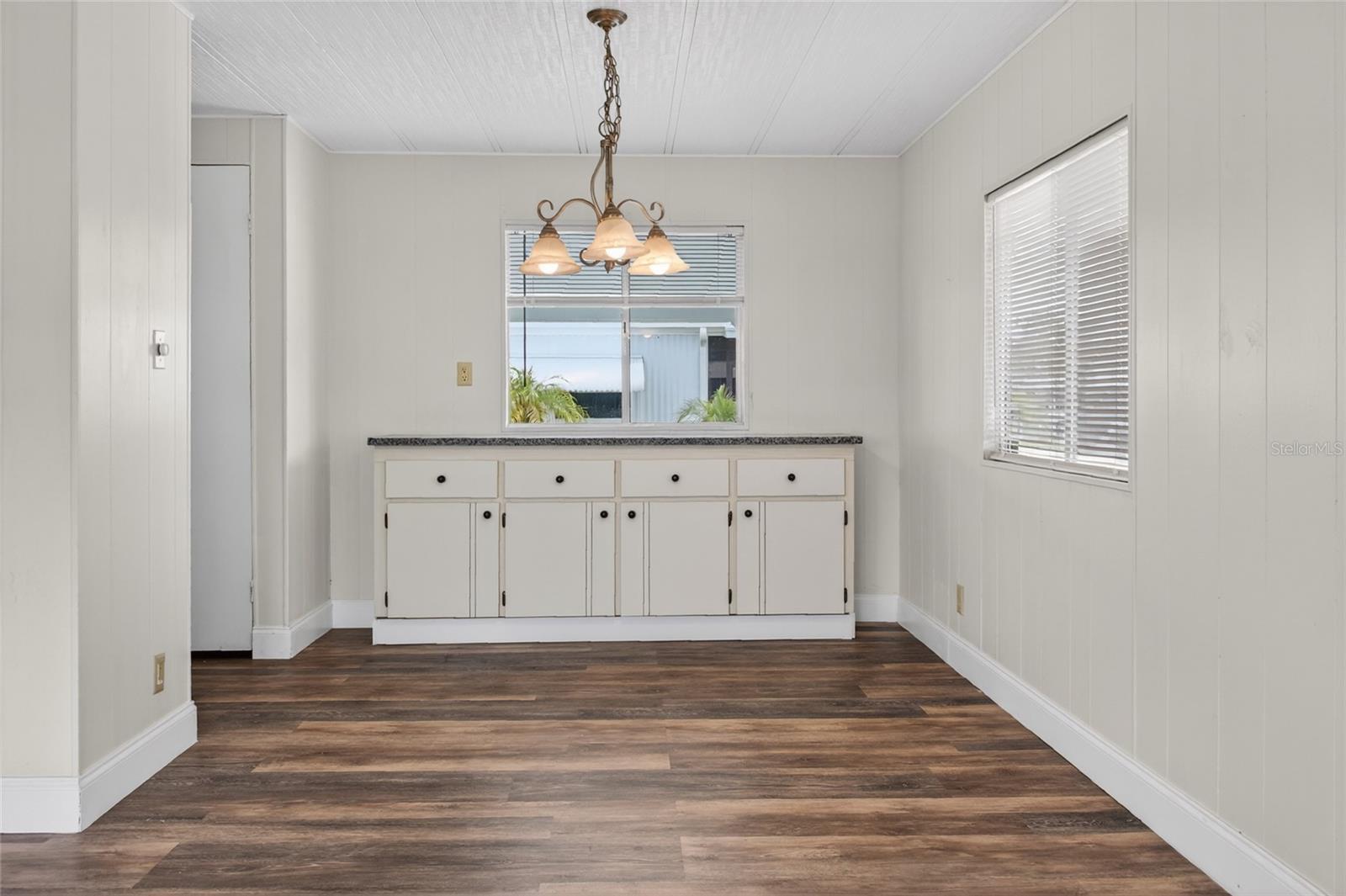 498 LONGWOOD DR — photo 15