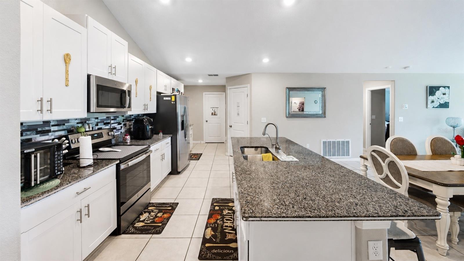 3537 N MARYLAND AVE — photo 4