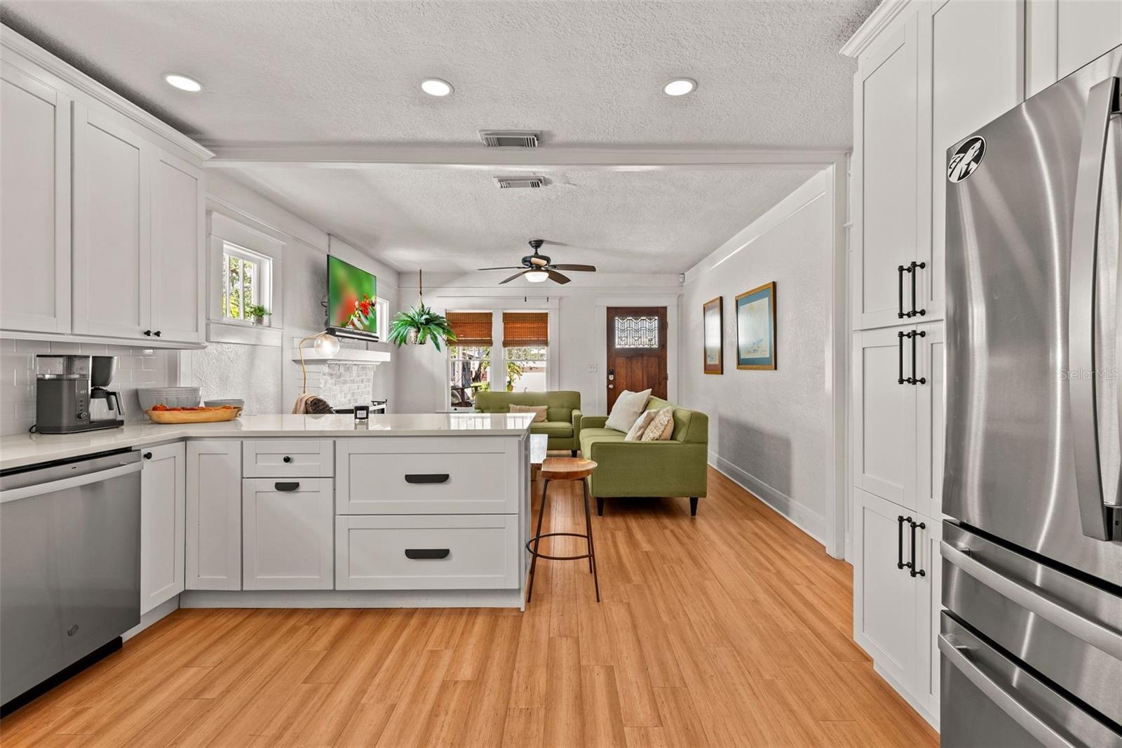211 S ALBANY AVE — photo 14