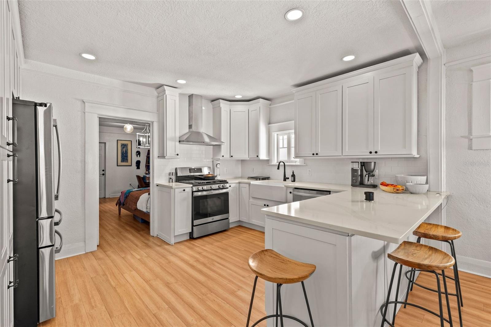 211 S ALBANY AVE — photo 13
