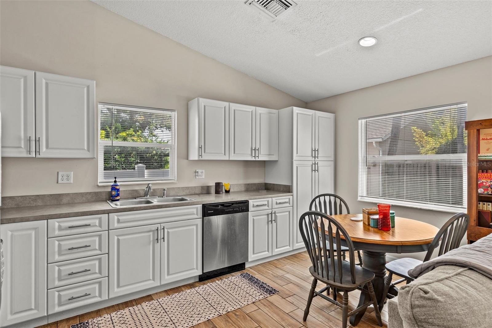 211 S ALBANY AVE — photo 38