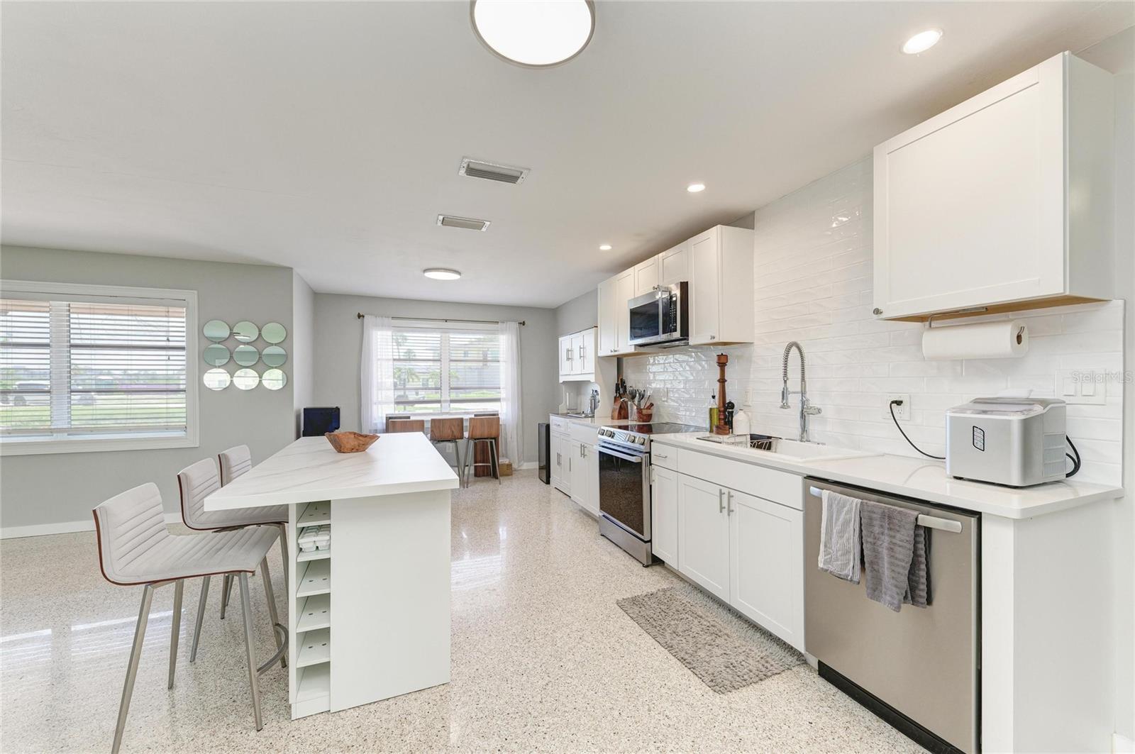 302 DONA DR — photo 27