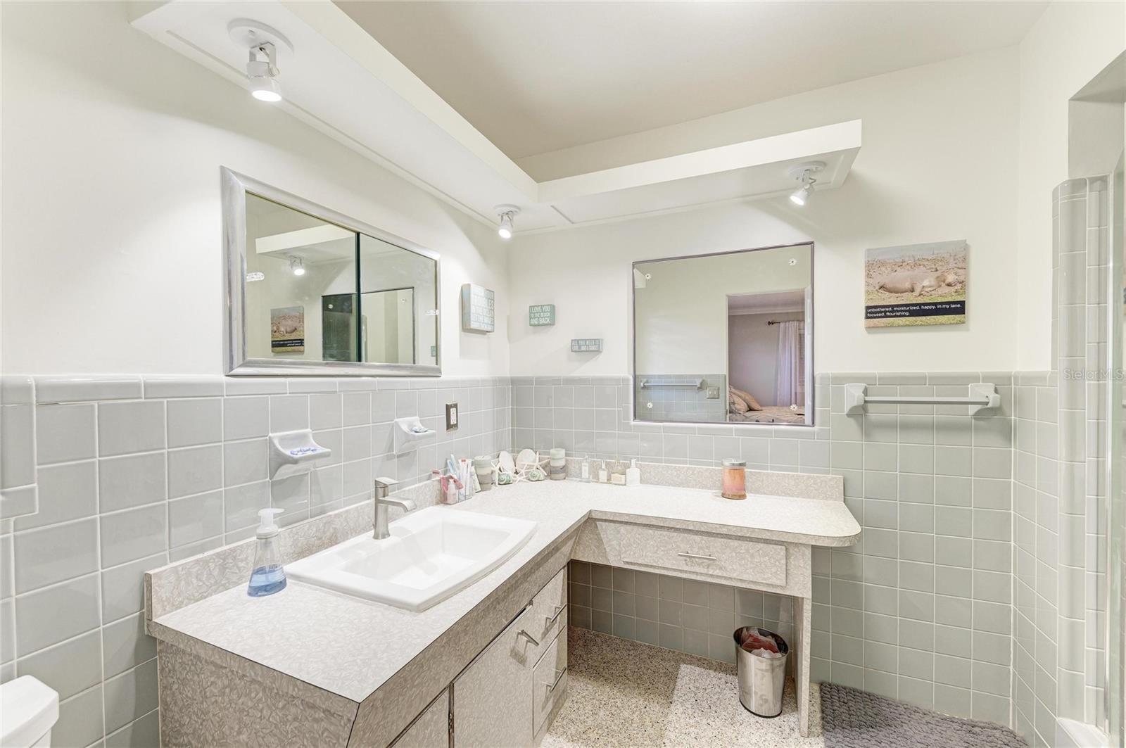 302 DONA DR — photo 52