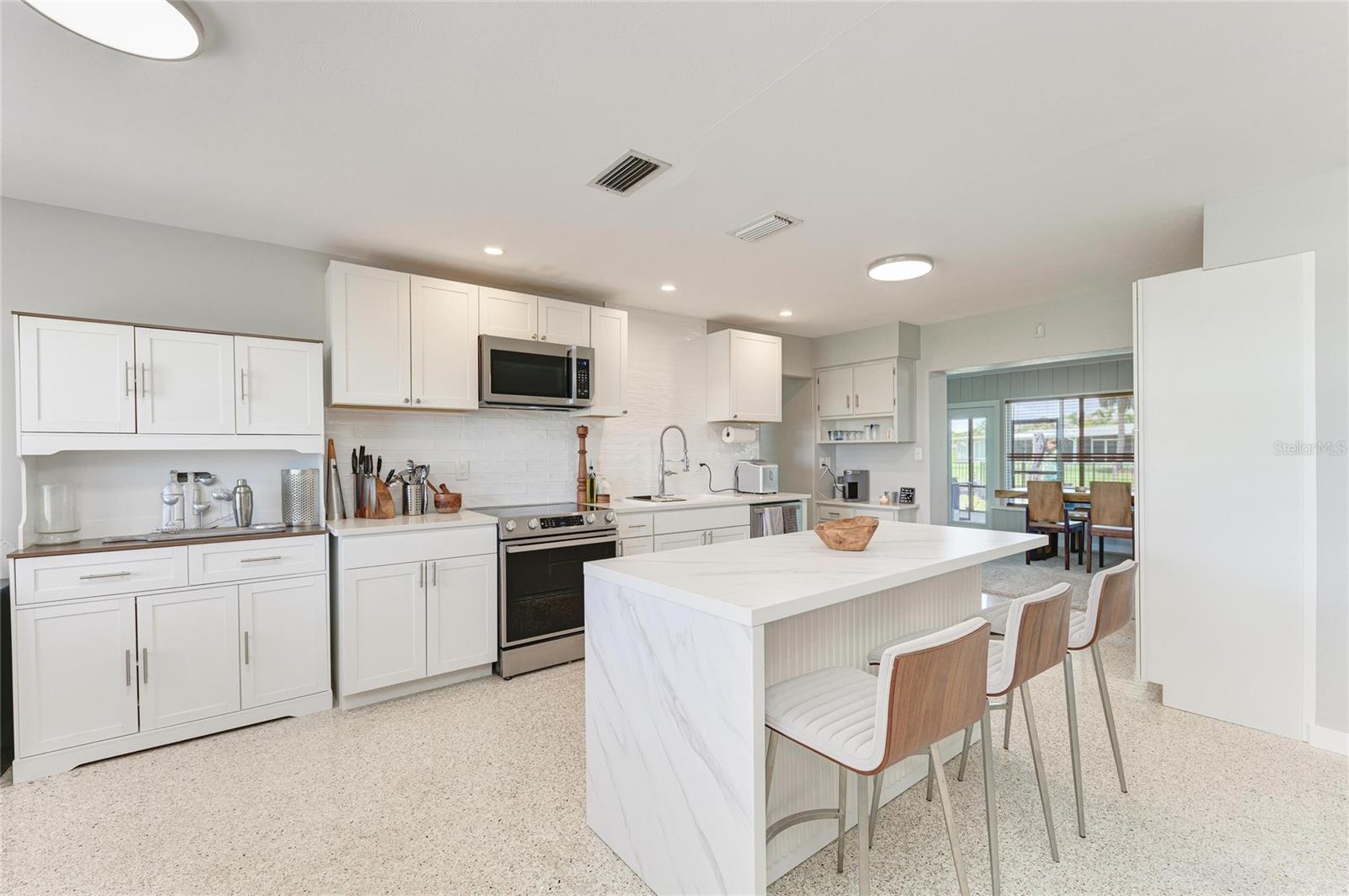 302 DONA DR — photo 7