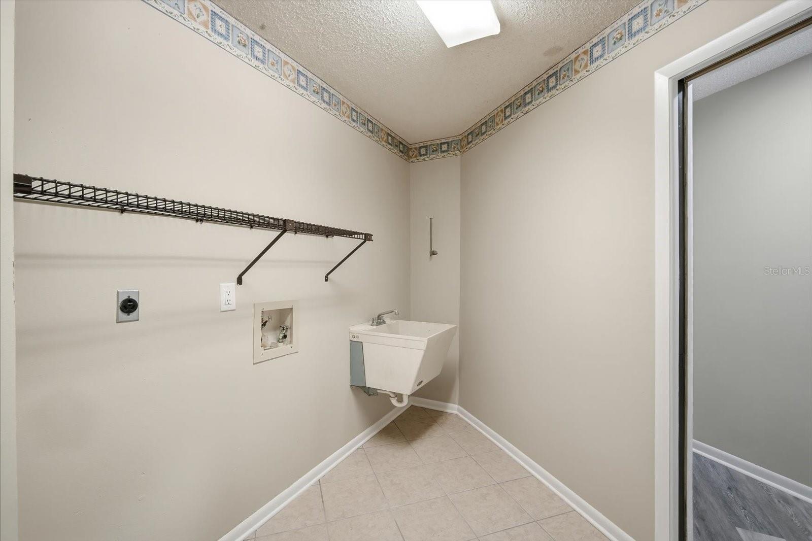 1405 LAUREL CT — photo 23