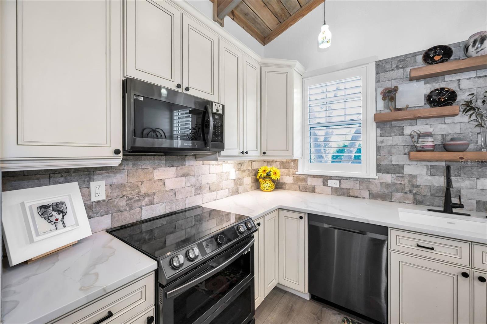525 LEXINGTON ST — photo 14