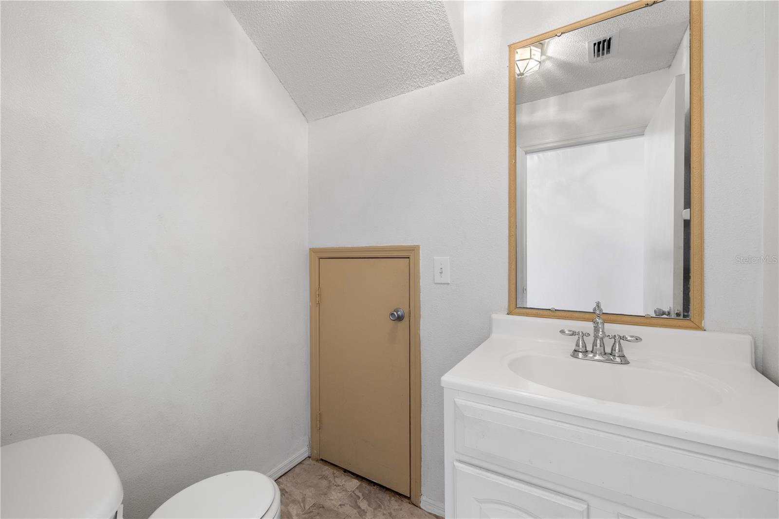 1907 FLUORSHIRE DR — photo 33