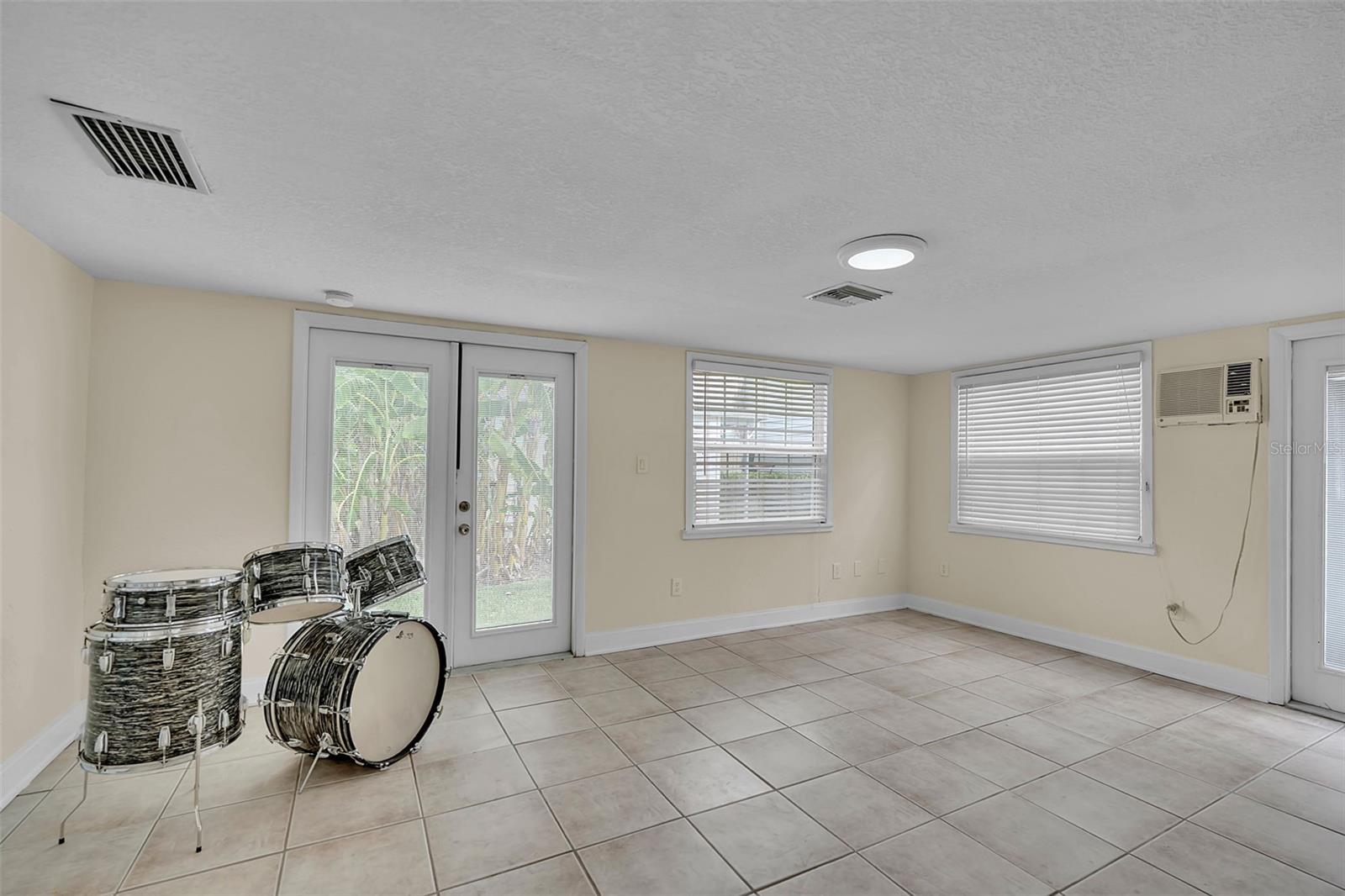 332 SHORE DR — photo 46