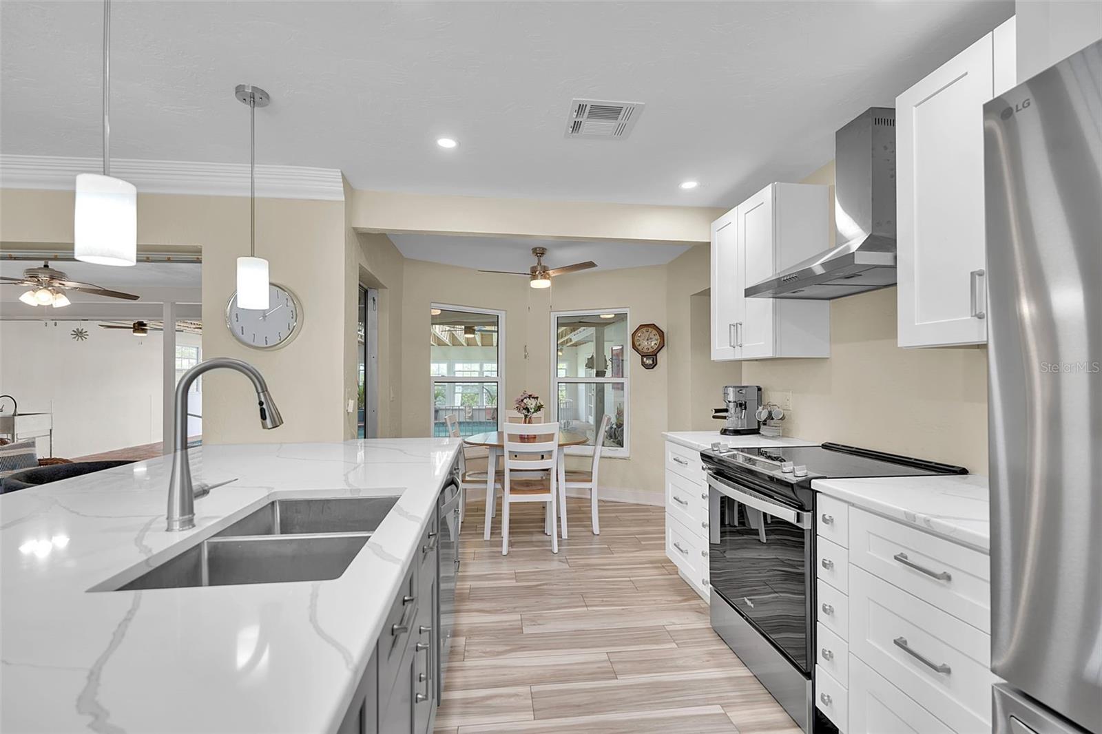 332 SHORE DR — photo 17