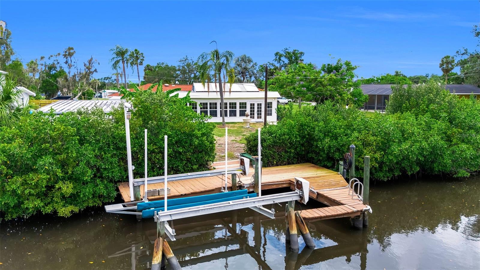 332 SHORE DR — photo 8