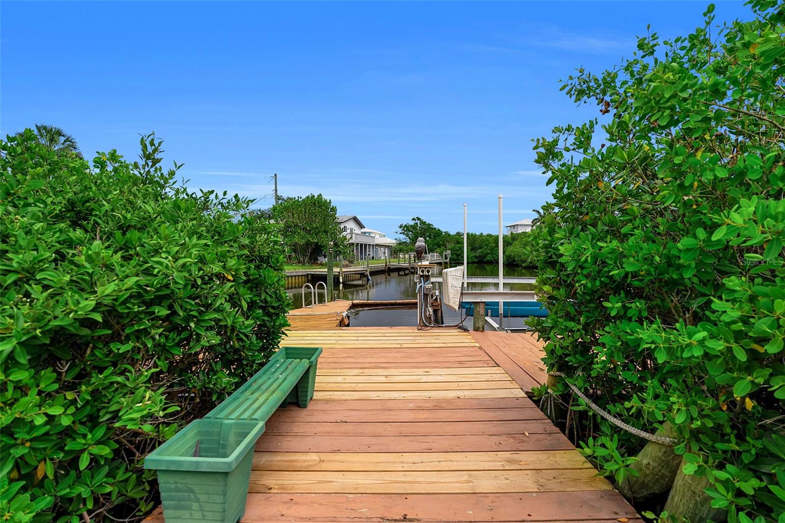332 SHORE DR — photo 2