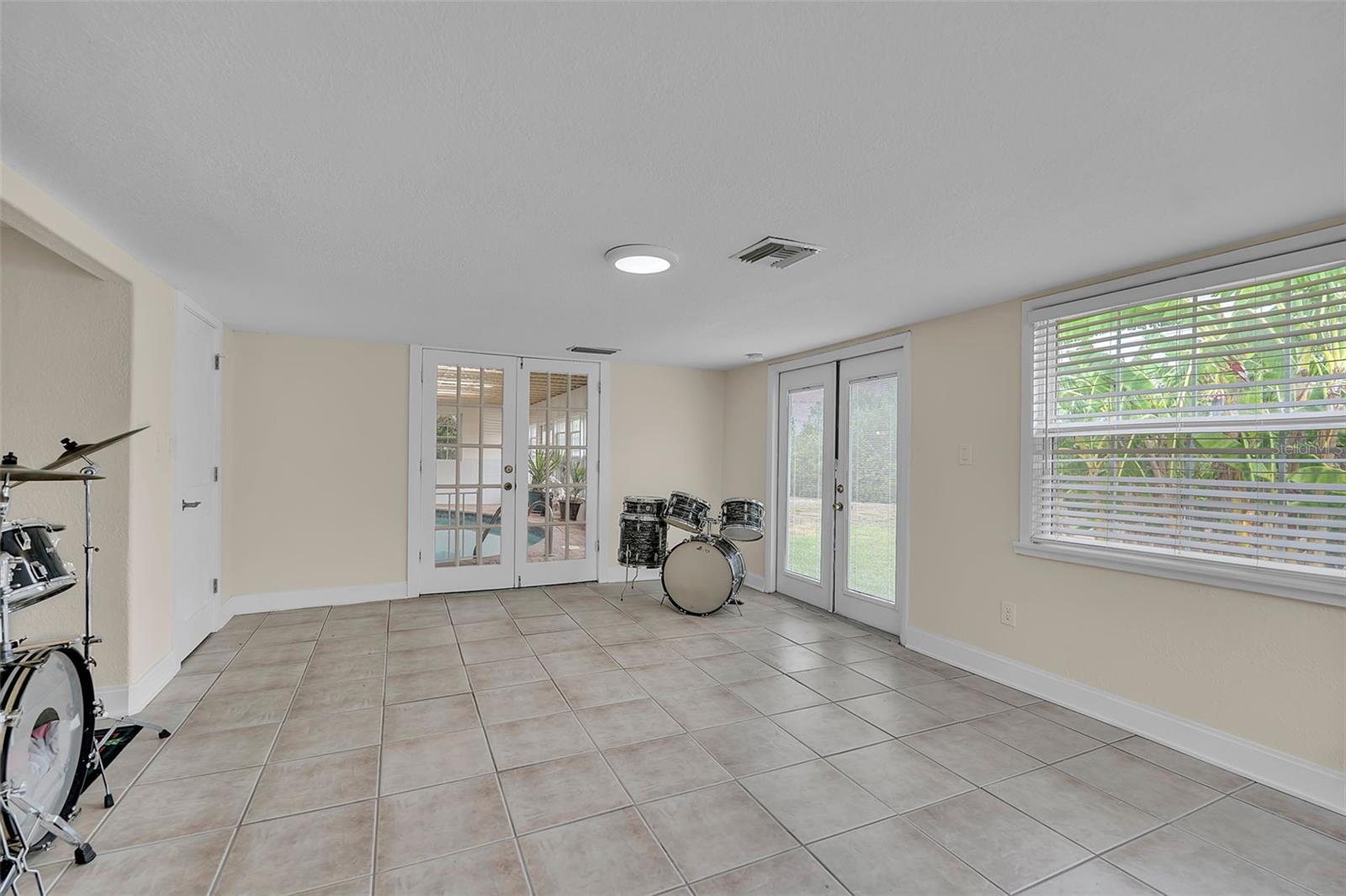 332 SHORE DR — photo 47