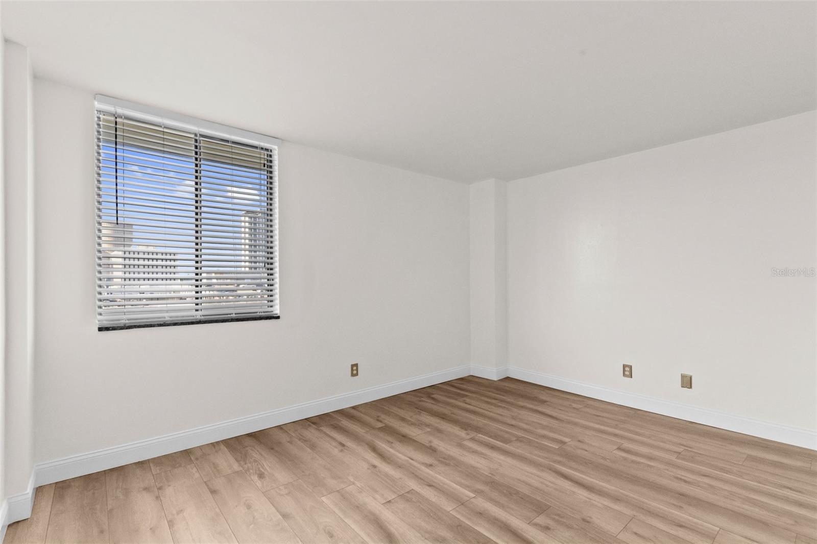 201 W LAUREL ST #907 — photo 37