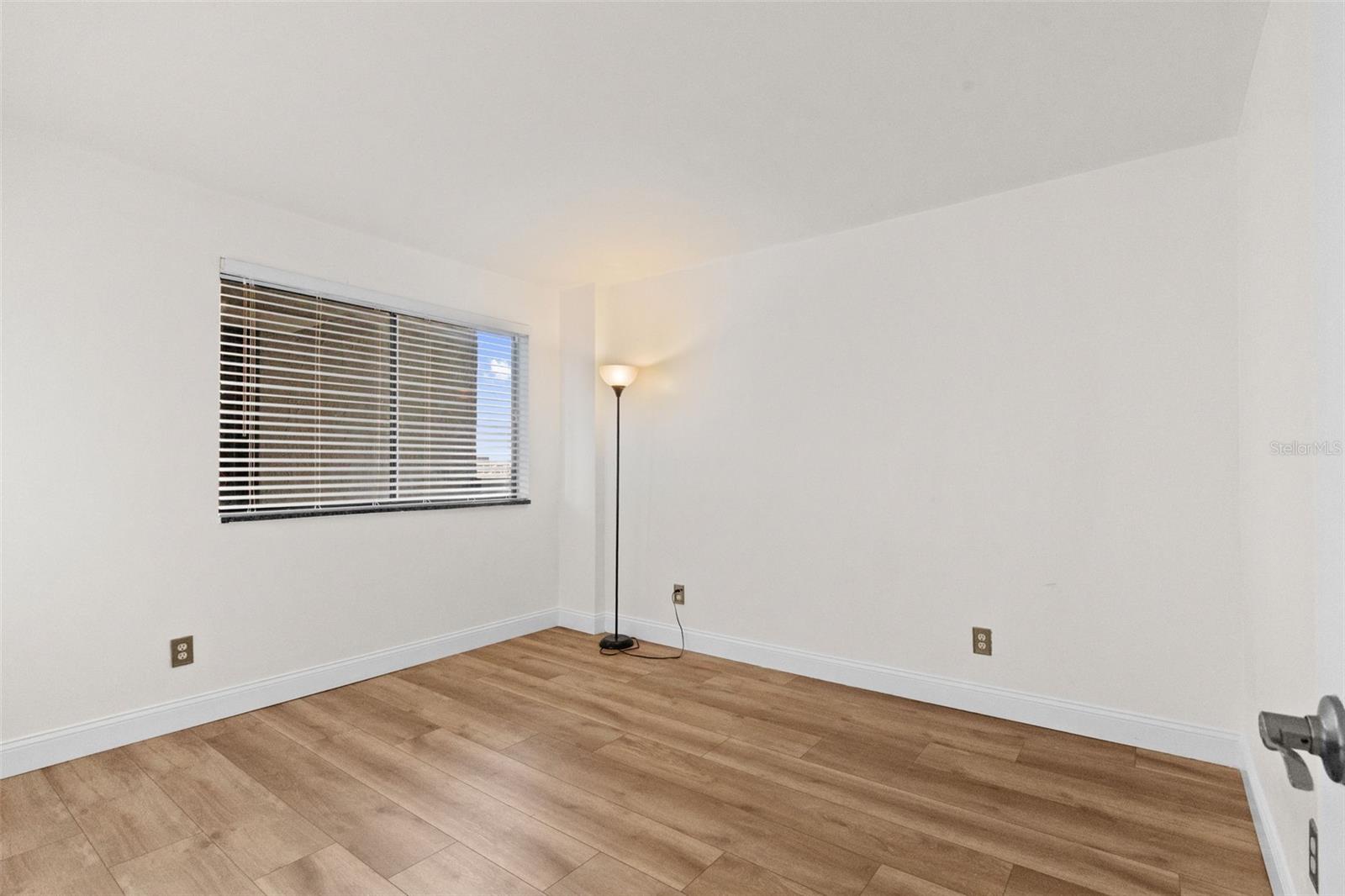 201 W LAUREL ST #907 — photo 23