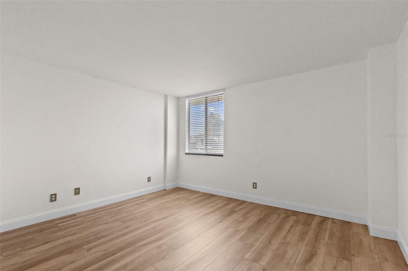 201 W LAUREL ST #907 — photo 29