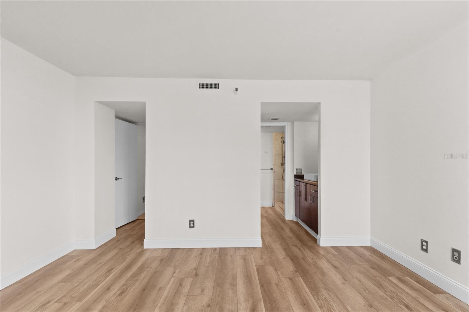 201 W LAUREL ST #907 — photo 31