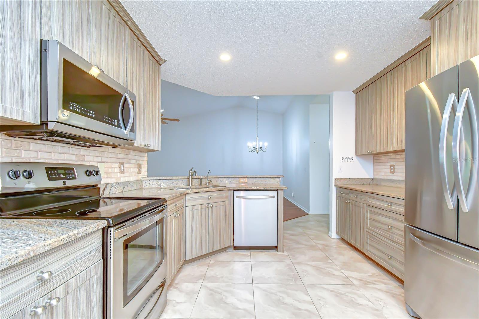 818 MCCALLISTER AVE — photo 8