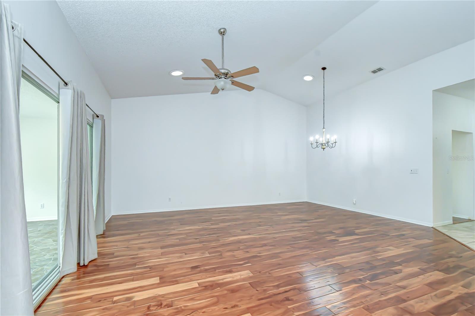 818 MCCALLISTER AVE — photo 11