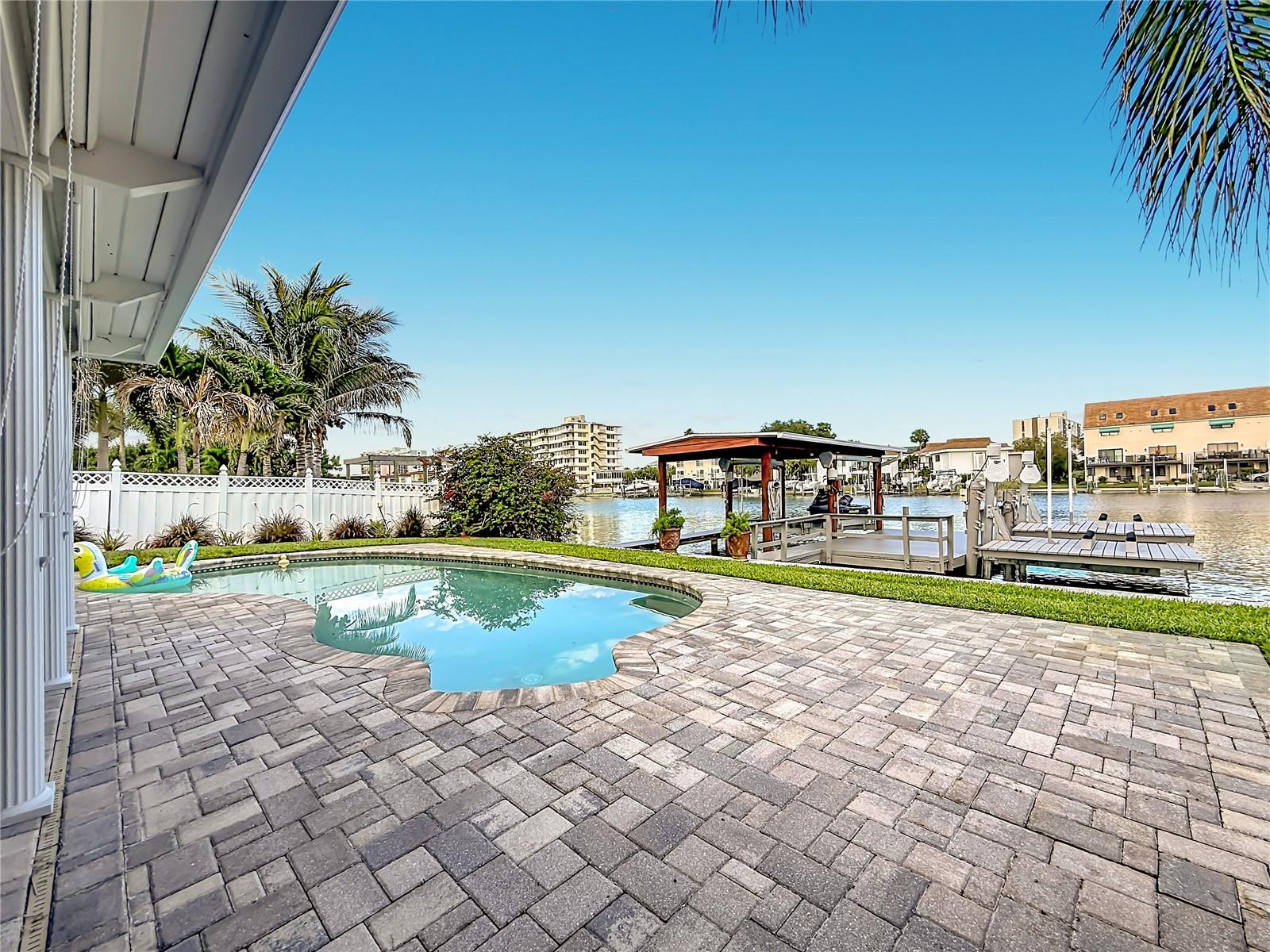 324 LEEWARD IS — photo 46