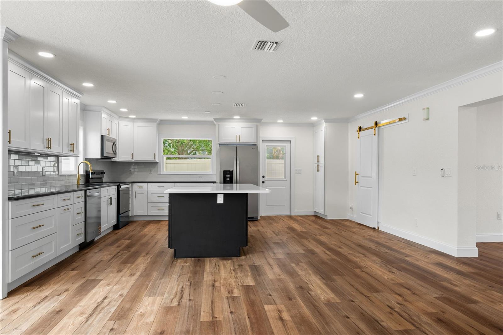 723 W BAYSHORE DR — photo 11