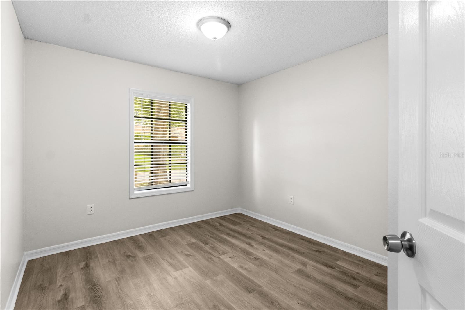 929 SANDYWOOD DR — photo 15