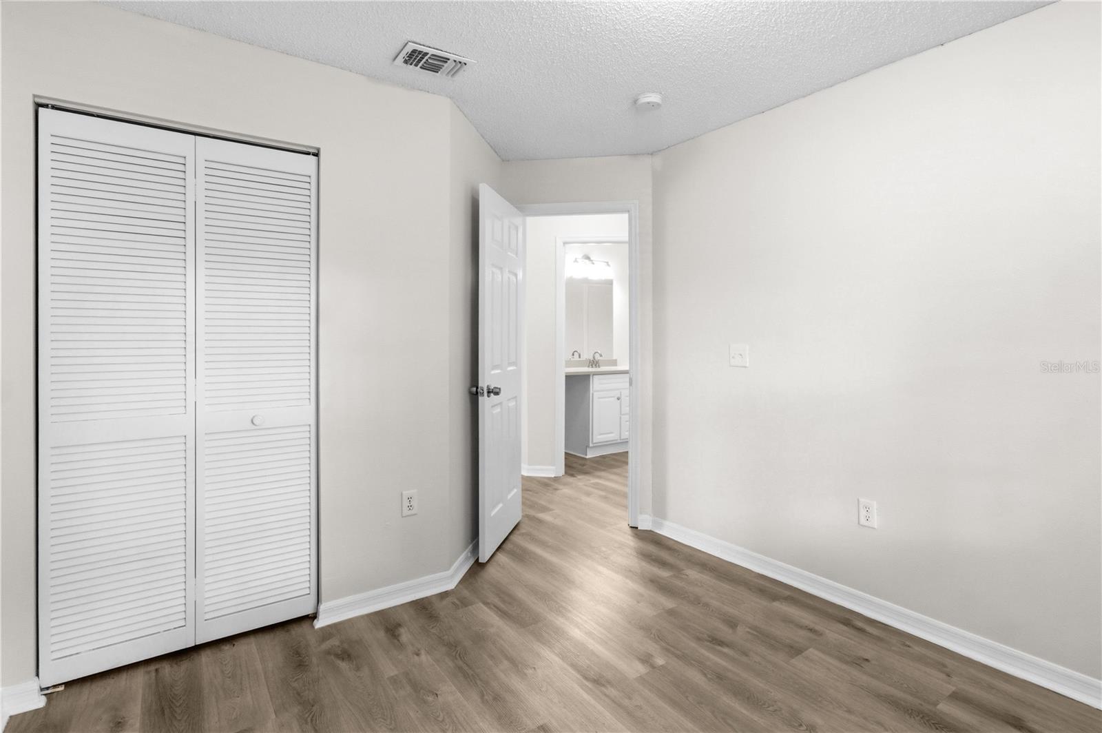 929 SANDYWOOD DR — photo 16