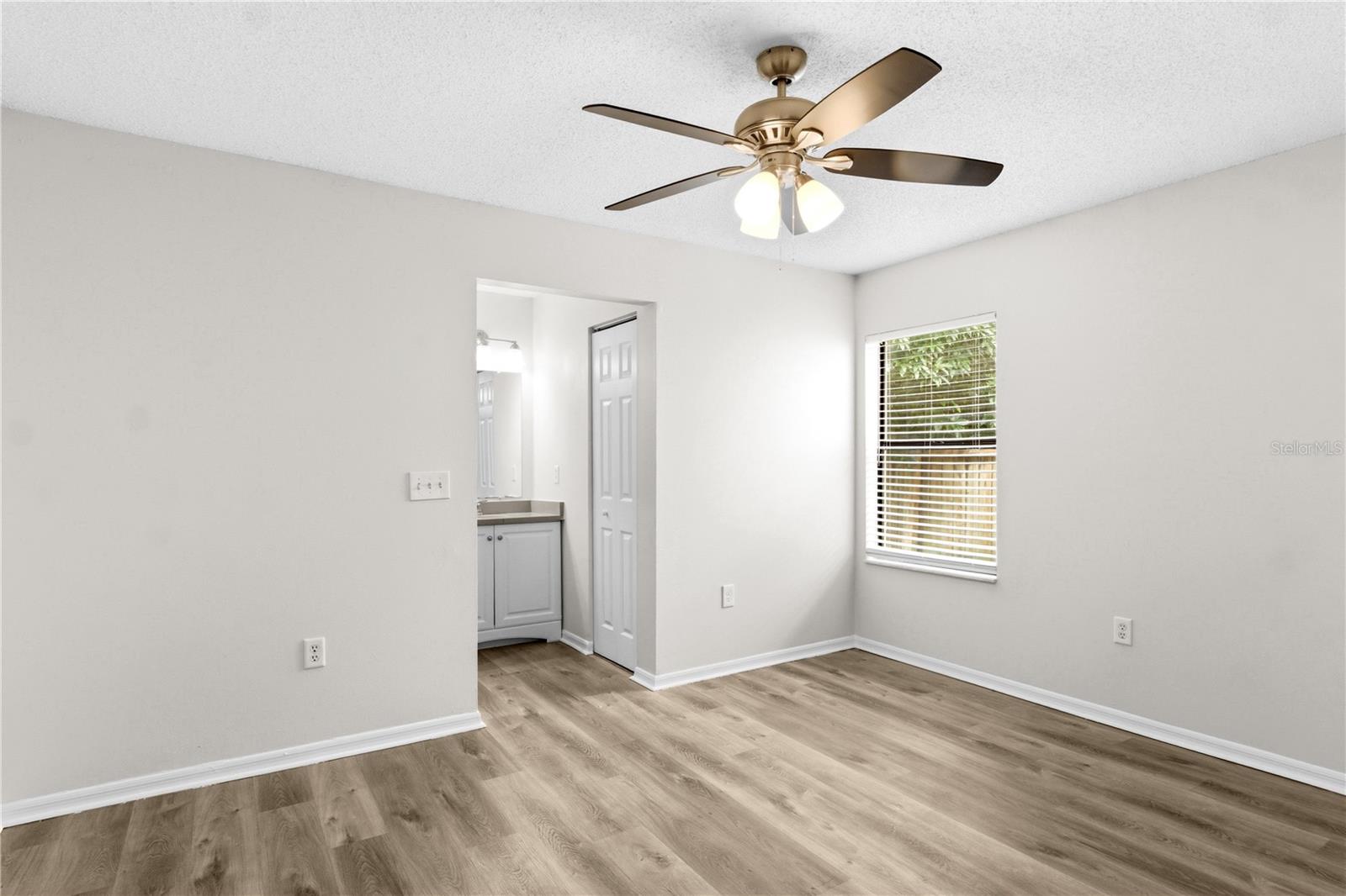 929 SANDYWOOD DR — photo 23