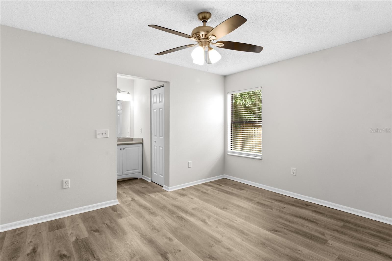 929 SANDYWOOD DR — photo 30