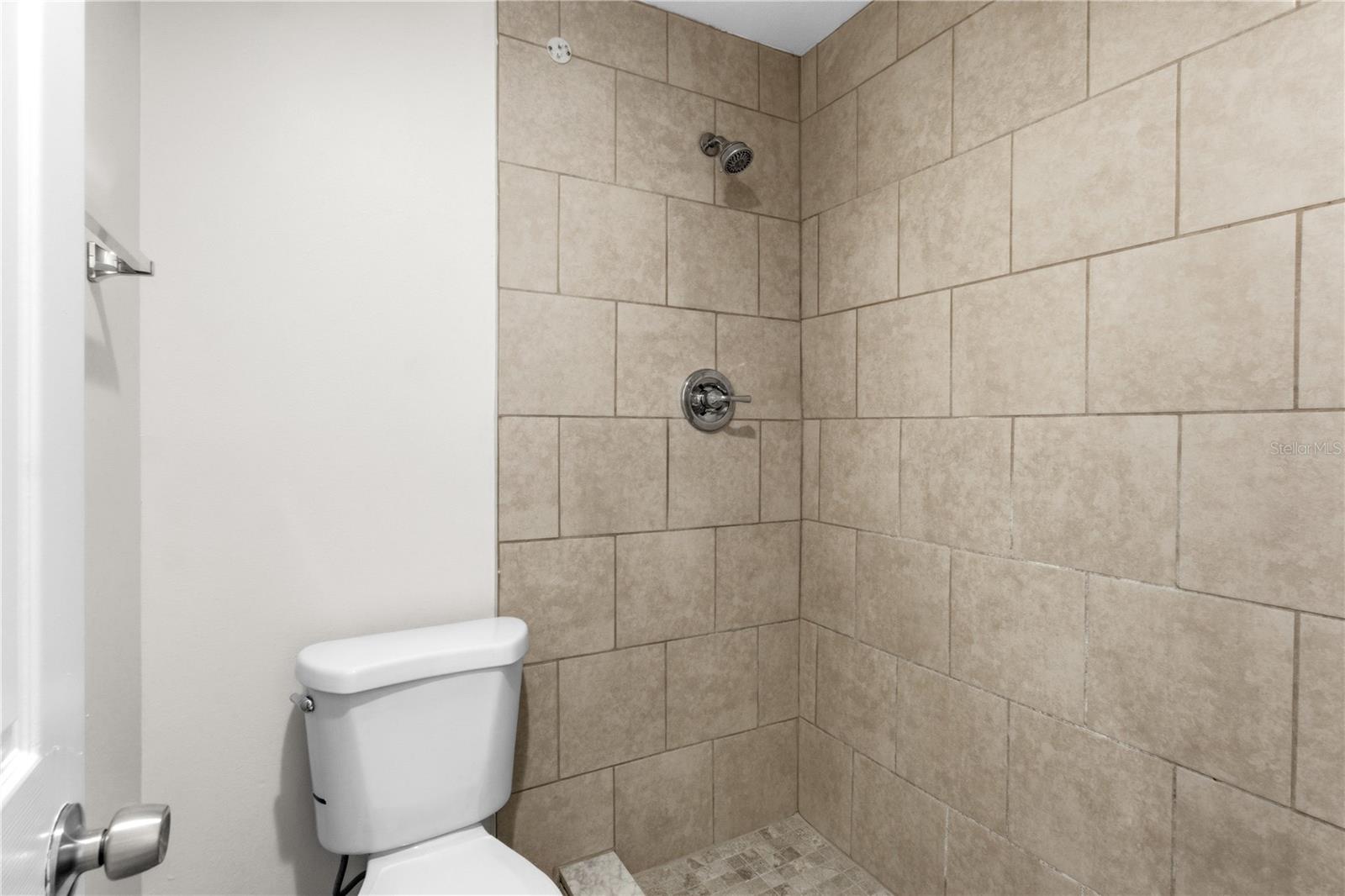 929 SANDYWOOD DR — photo 24