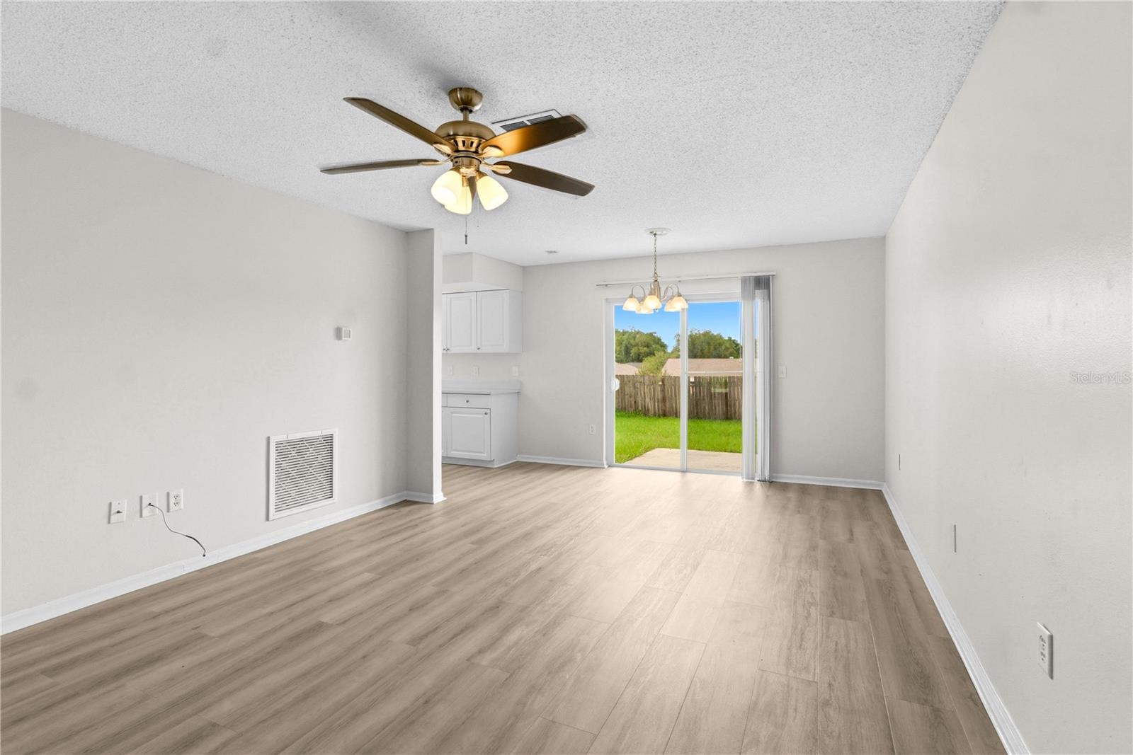 929 SANDYWOOD DR — photo 14