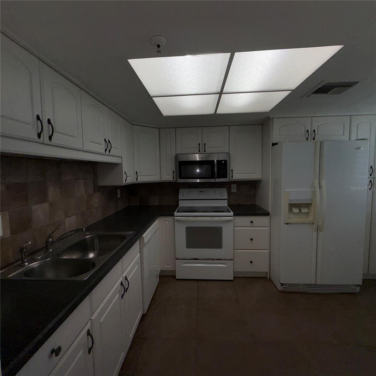 201 W LAUREL ST #703 — photo 13