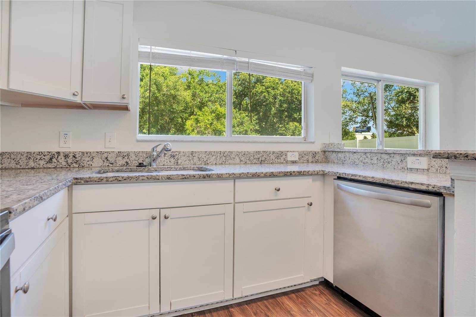 10225 SUMMERVIEW CIR — photo 4