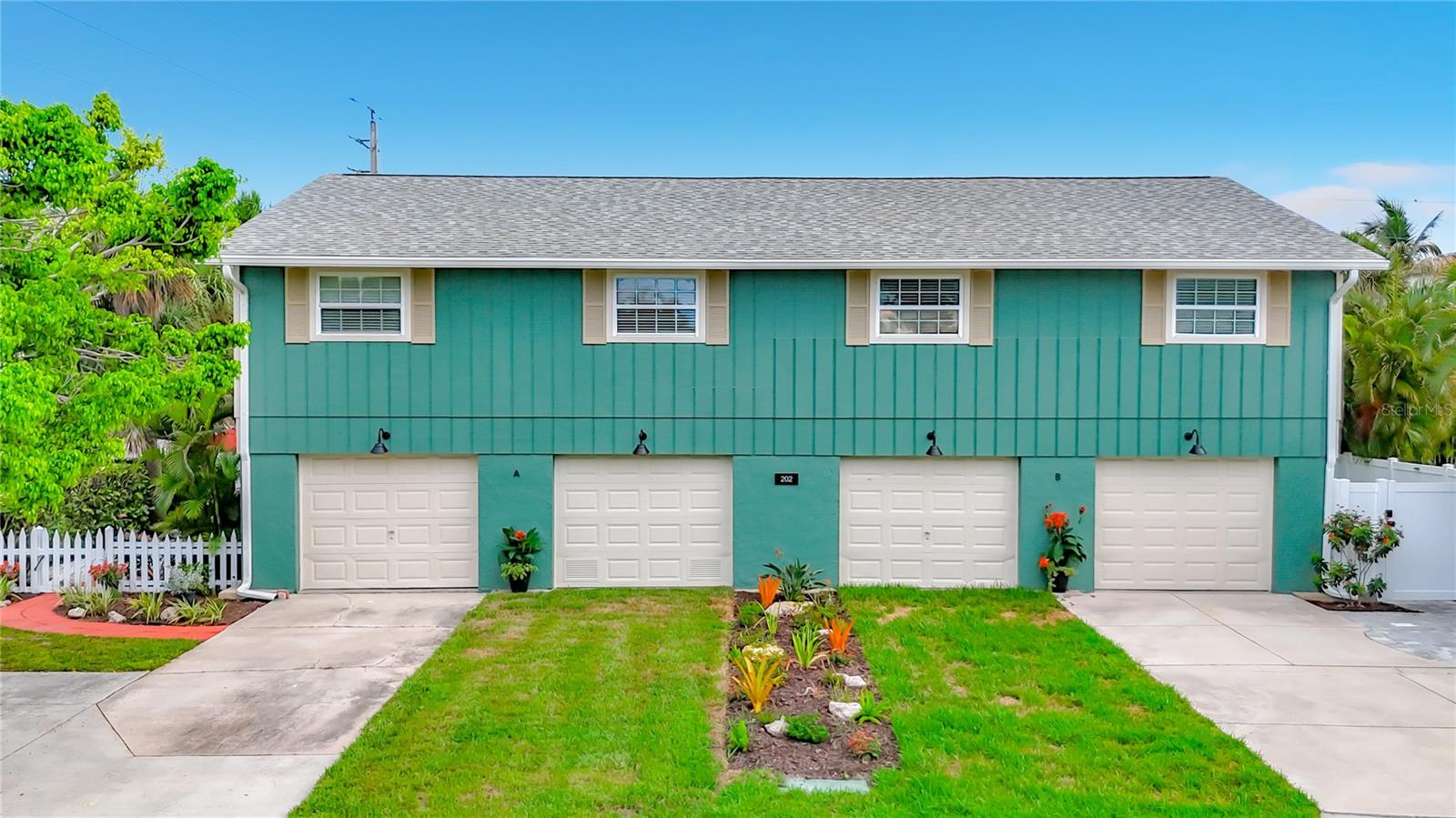 202 PEACOCK LN #B — photo 2