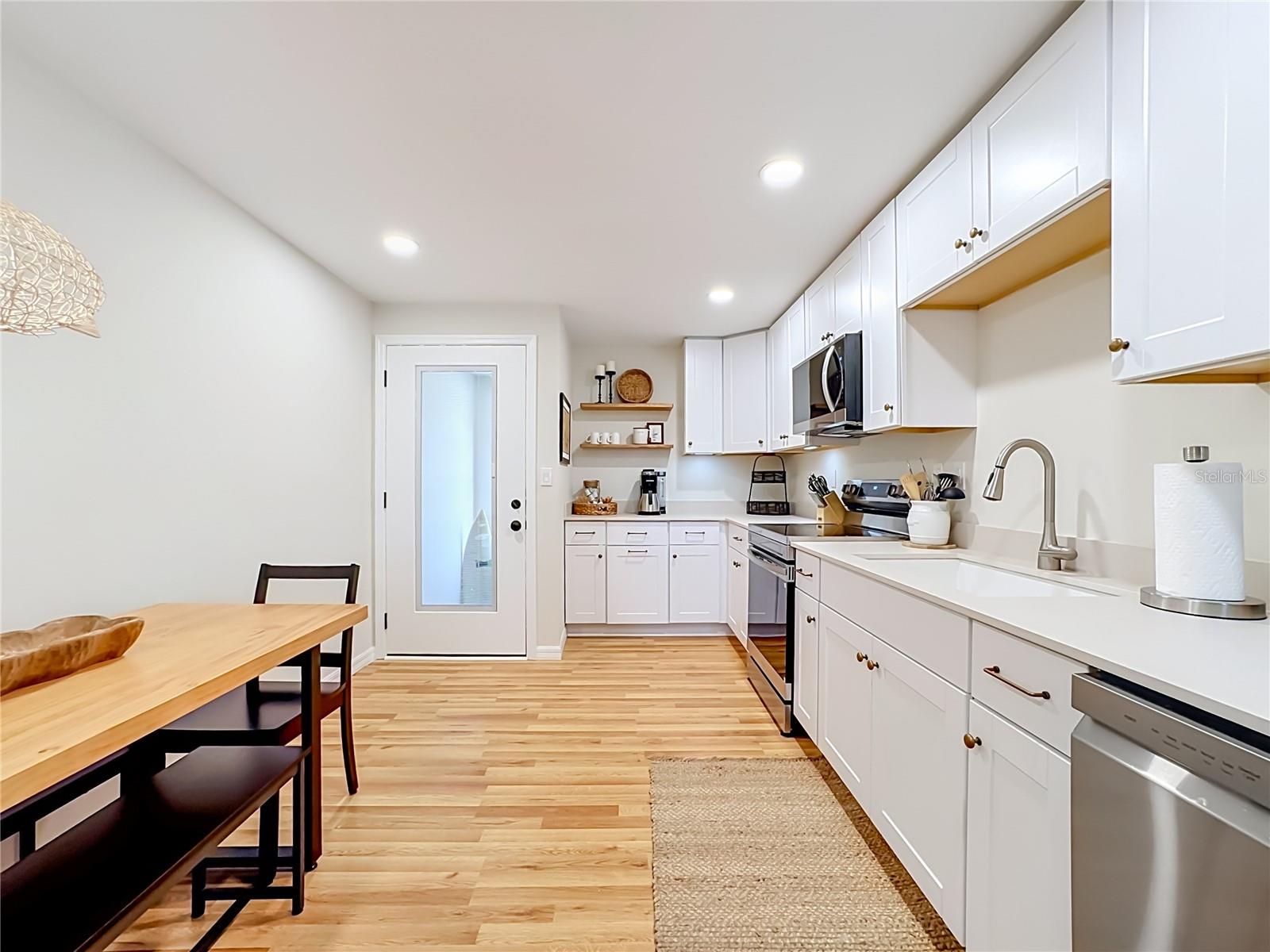 202 PEACOCK LN #B — photo 12