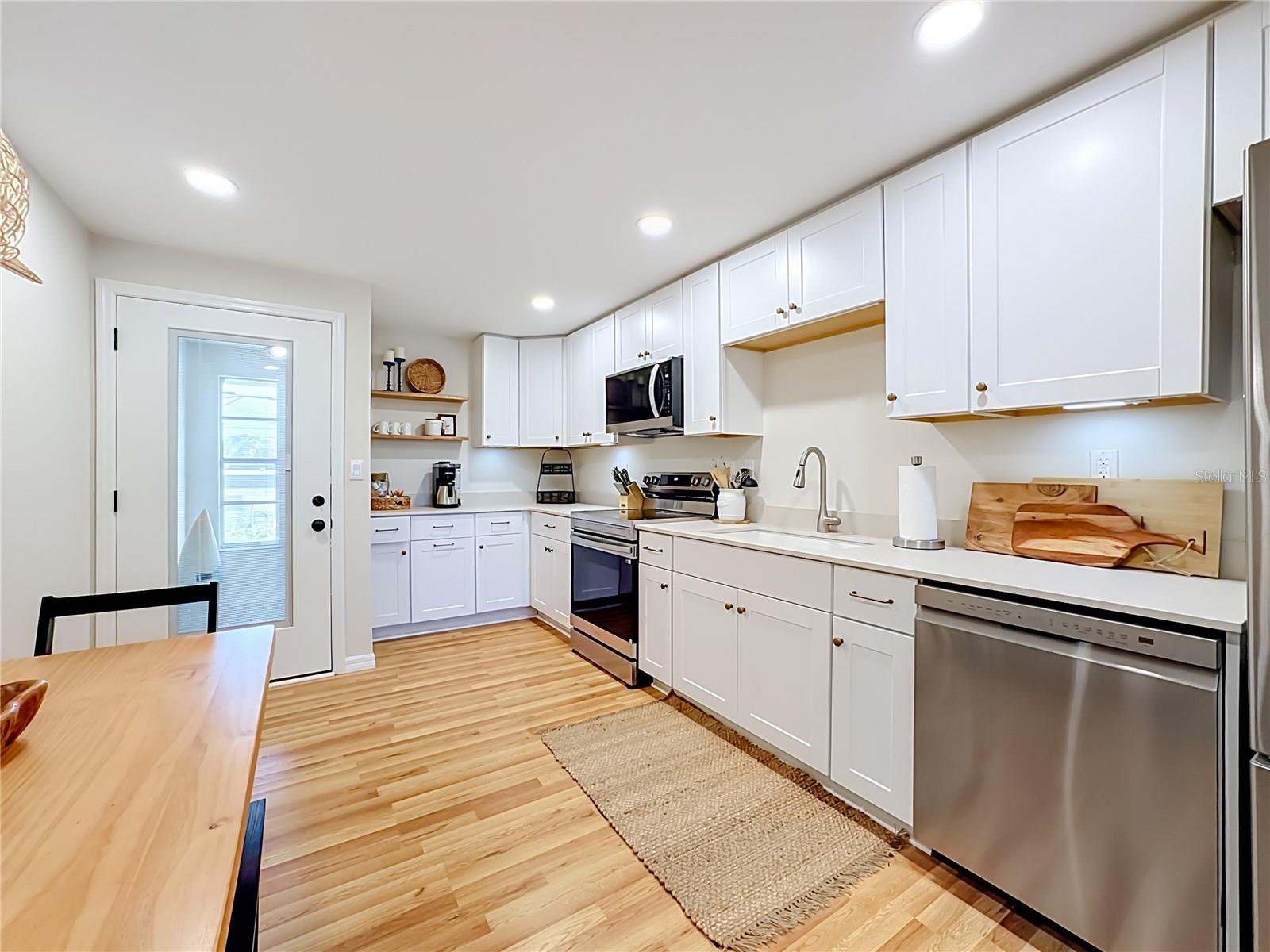 202 PEACOCK LN #B — photo 4