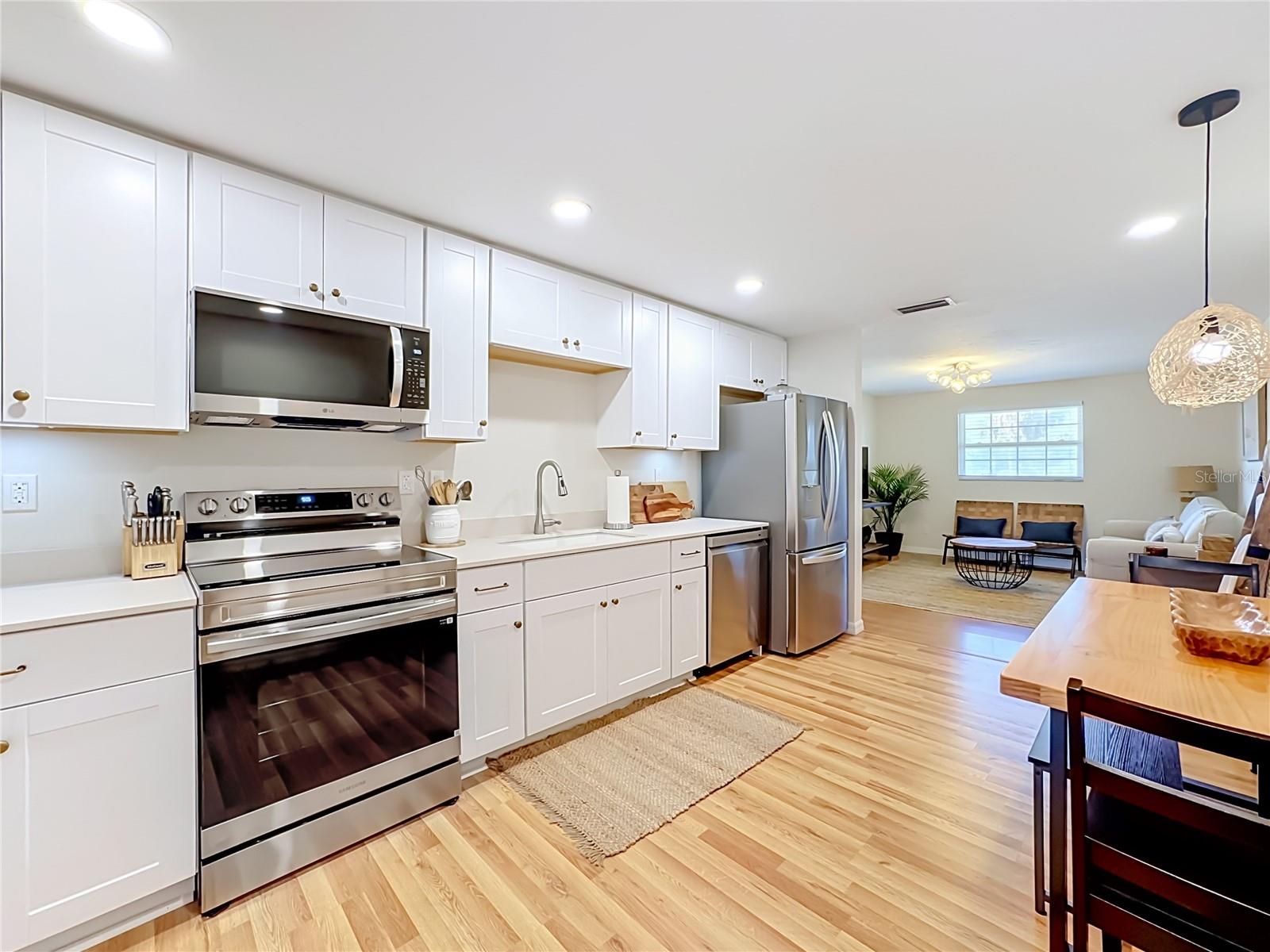 202 PEACOCK LN #B — photo 3