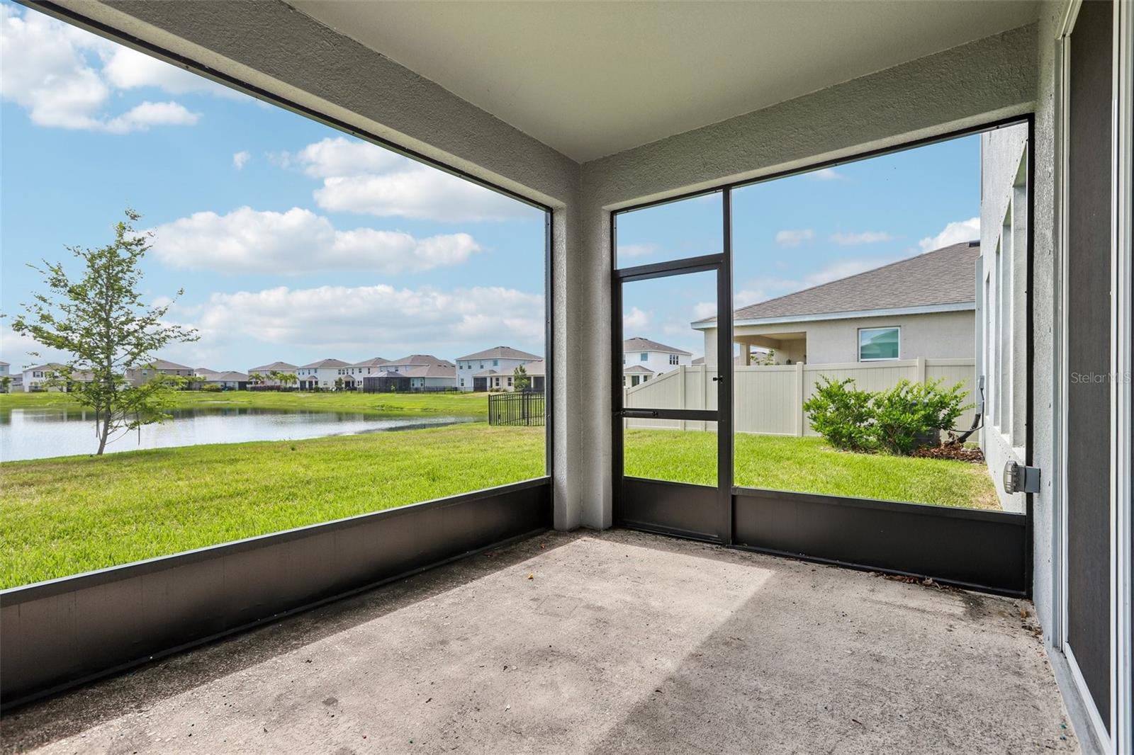 327 MANGROVE MANOR DR — photo 2
