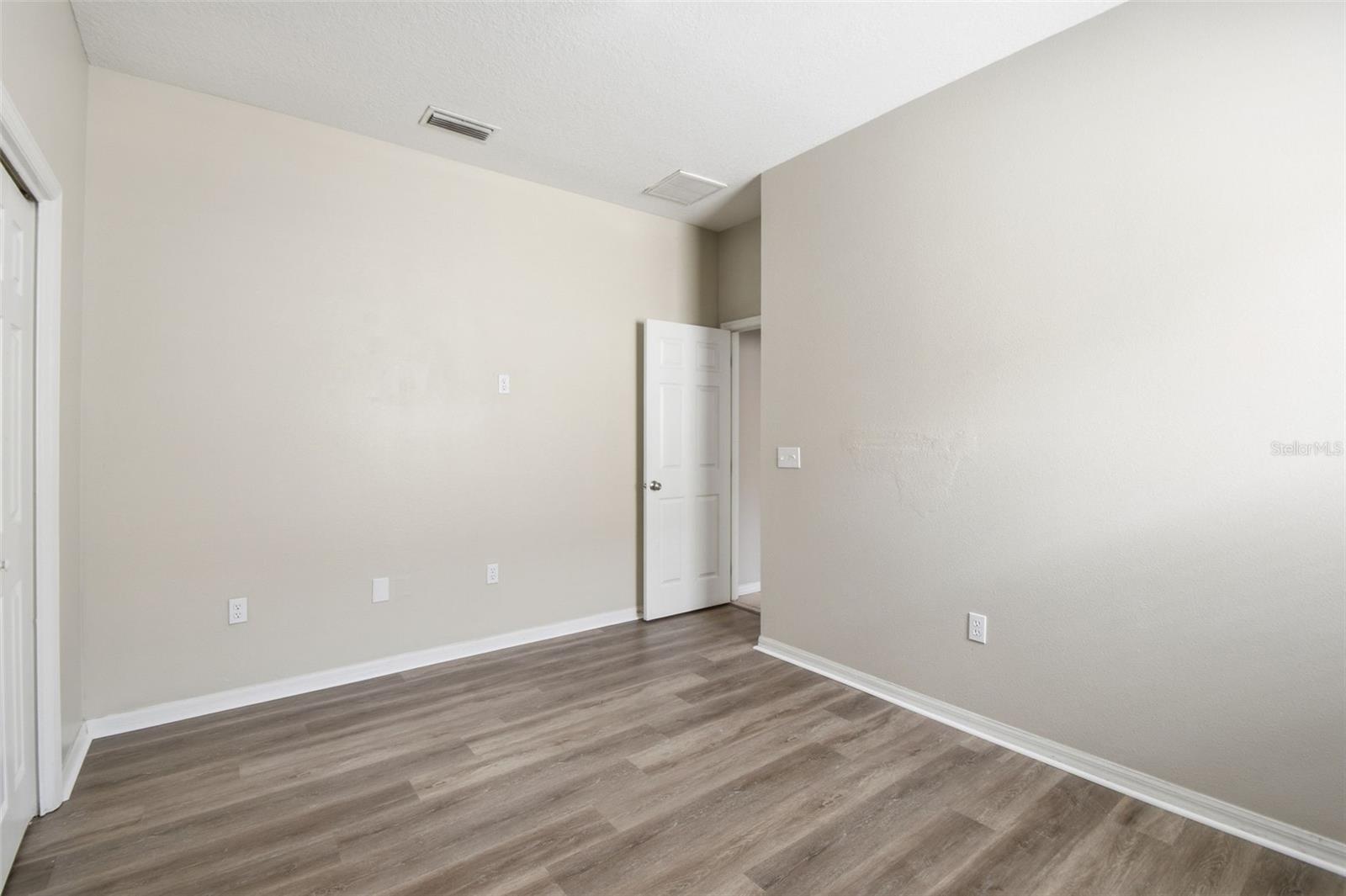 427 FERN GULLEY DR — photo 32