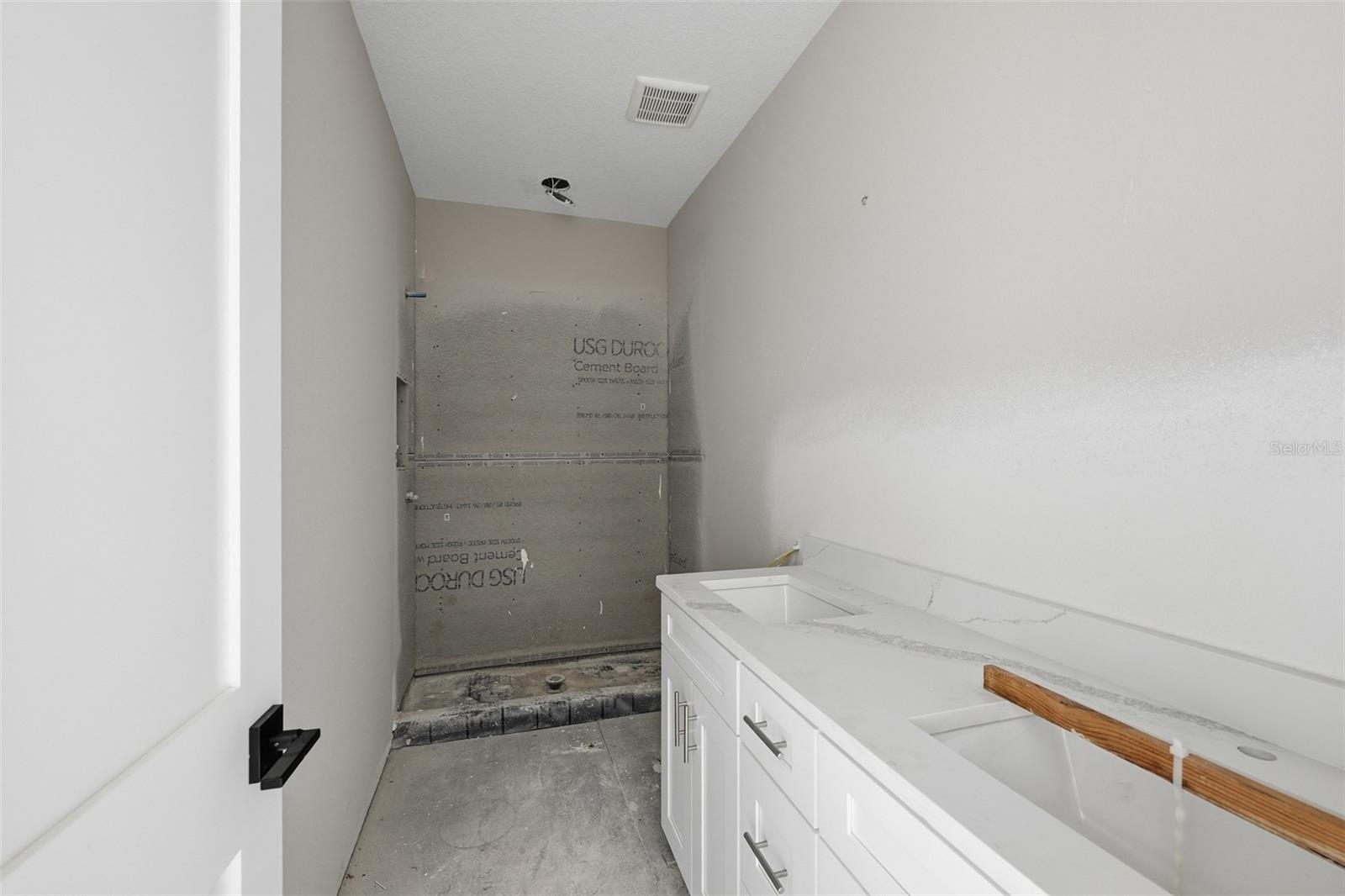 6705 S HIMES AVE — photo 22