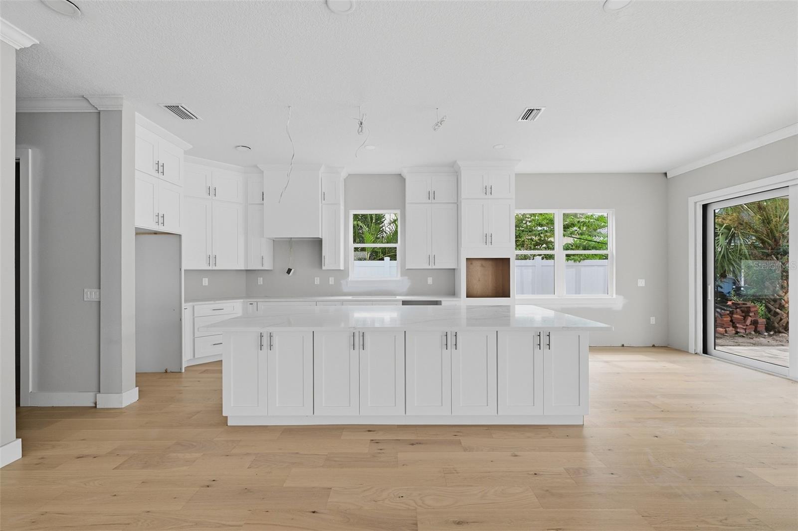 6705 S HIMES AVE — photo 4