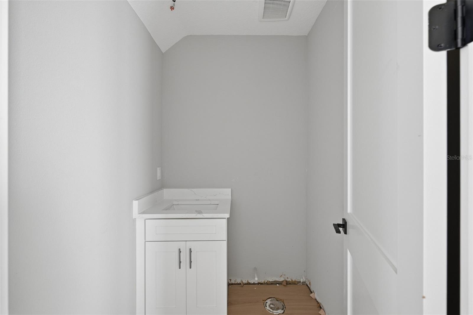 6705 S HIMES AVE — photo 8