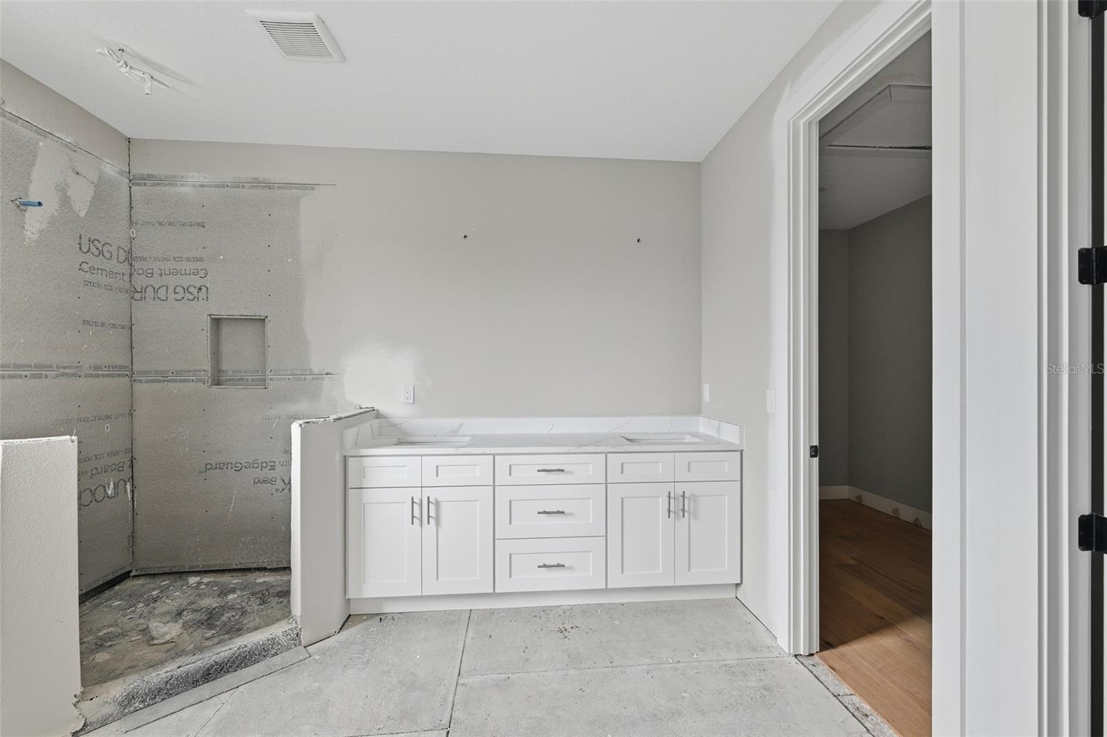 6705 S HIMES AVE — photo 14