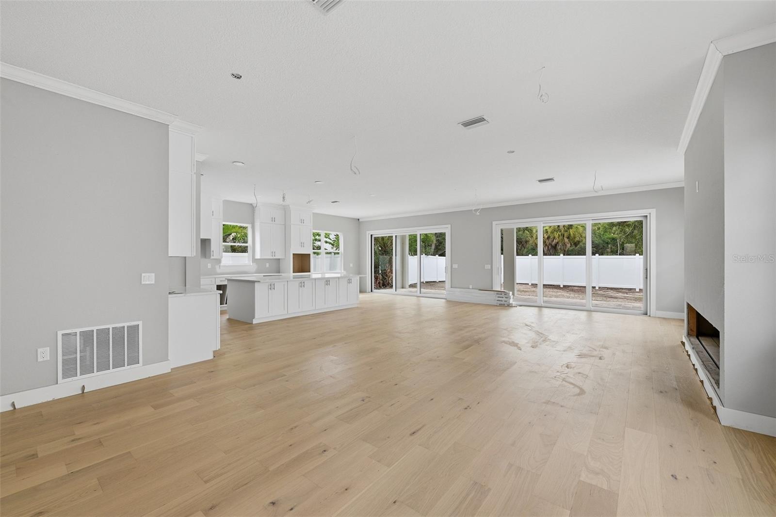 6705 S HIMES AVE — photo 2