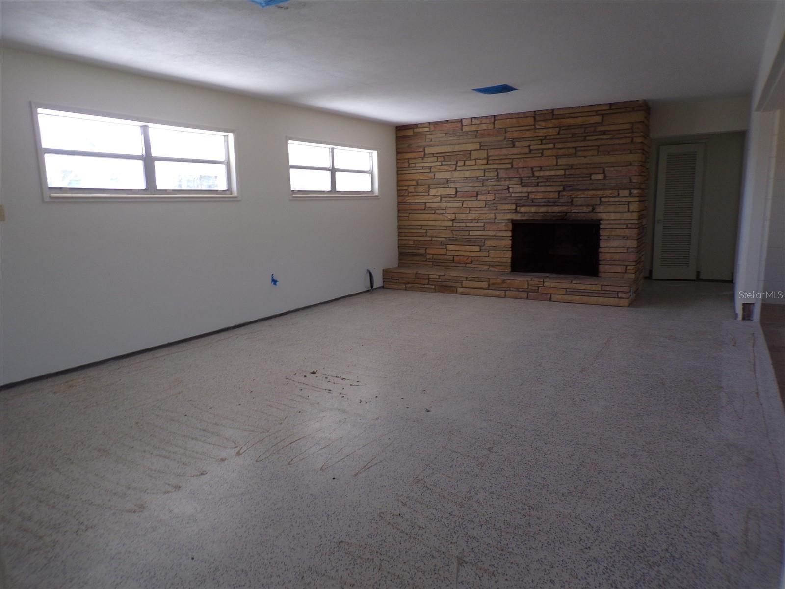 1124 SUNSET DR — photo 7