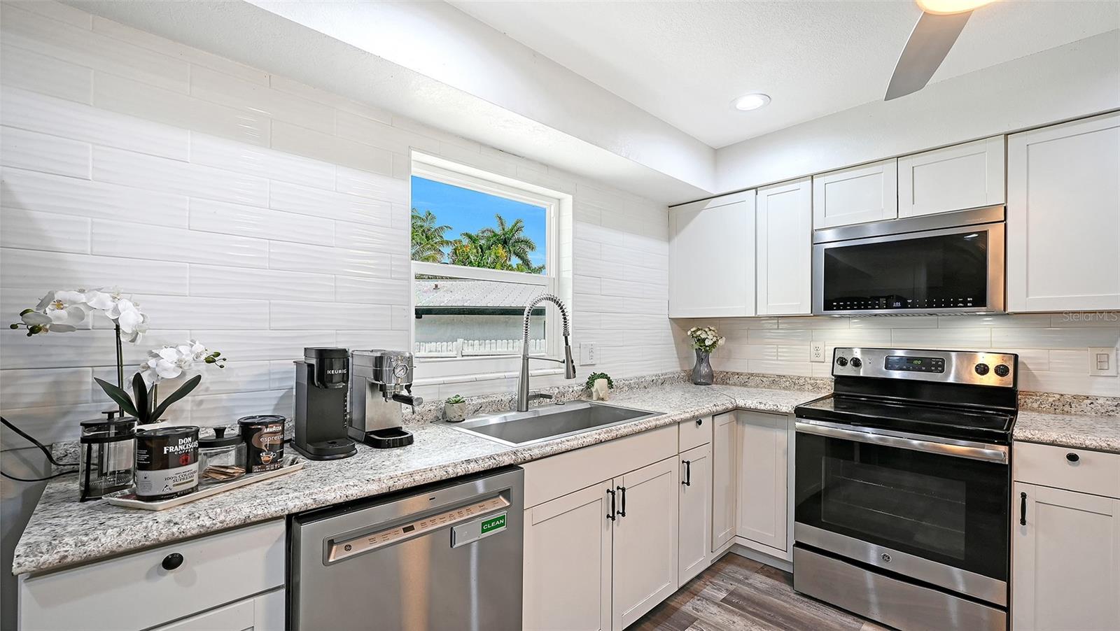 2103 LUSITANIA DR — photo 16
