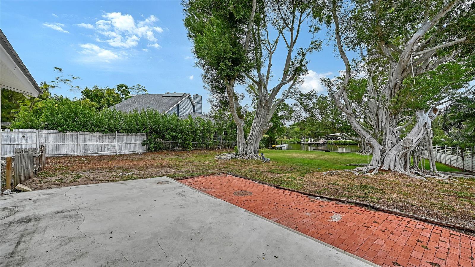 2103 LUSITANIA DR — photo 31